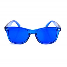 Blauwe bril met gekleurde glazen